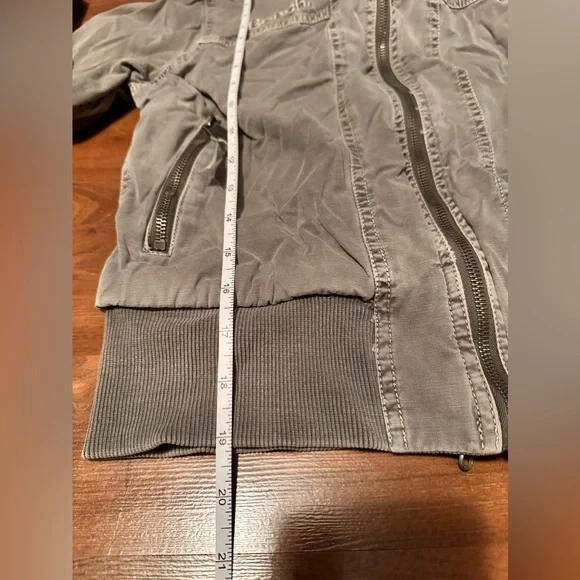 Green Spring Bench Jacket. Size S - Picture 6 of 9